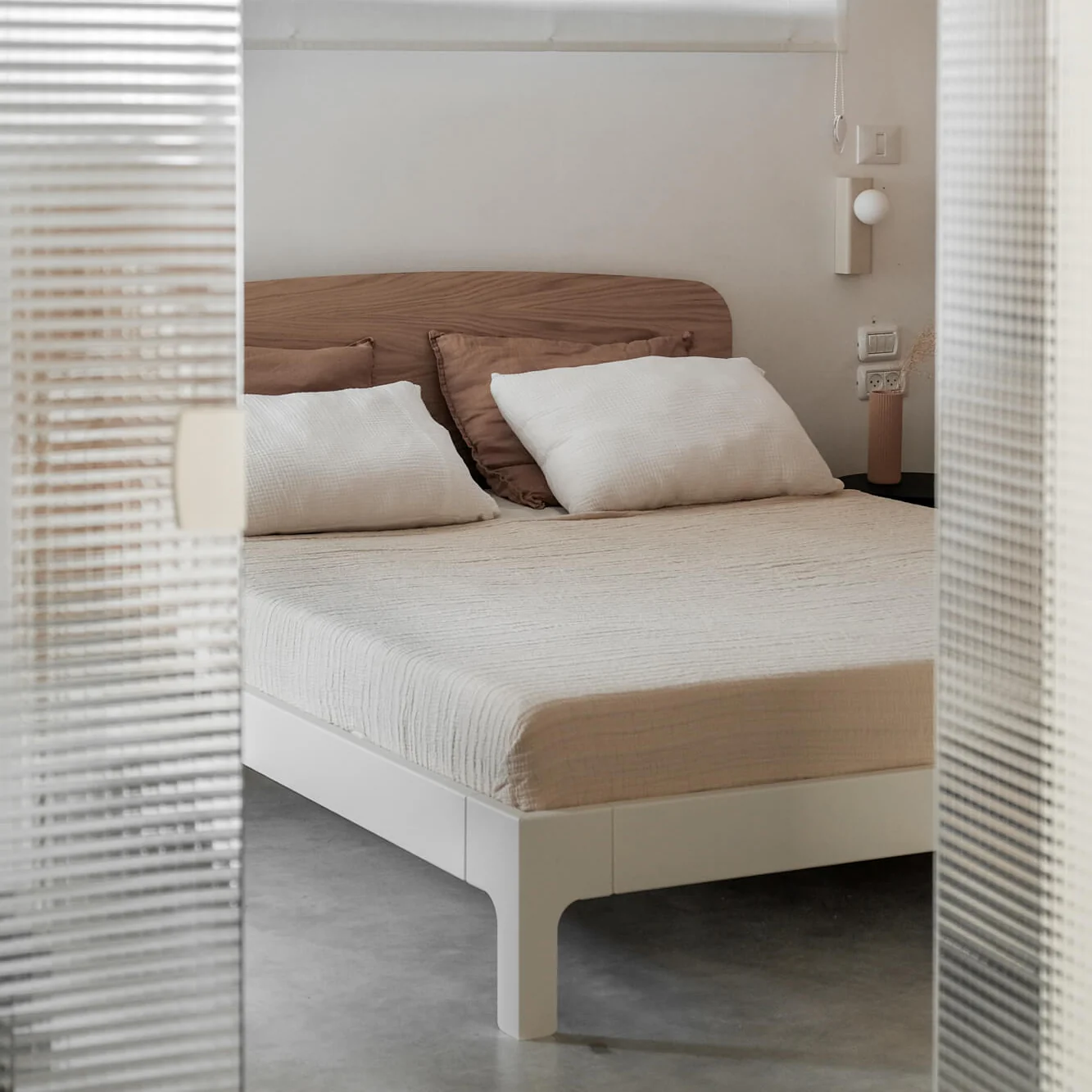 FRAME – מיטת מתכת עם גב פורניר - Image 3